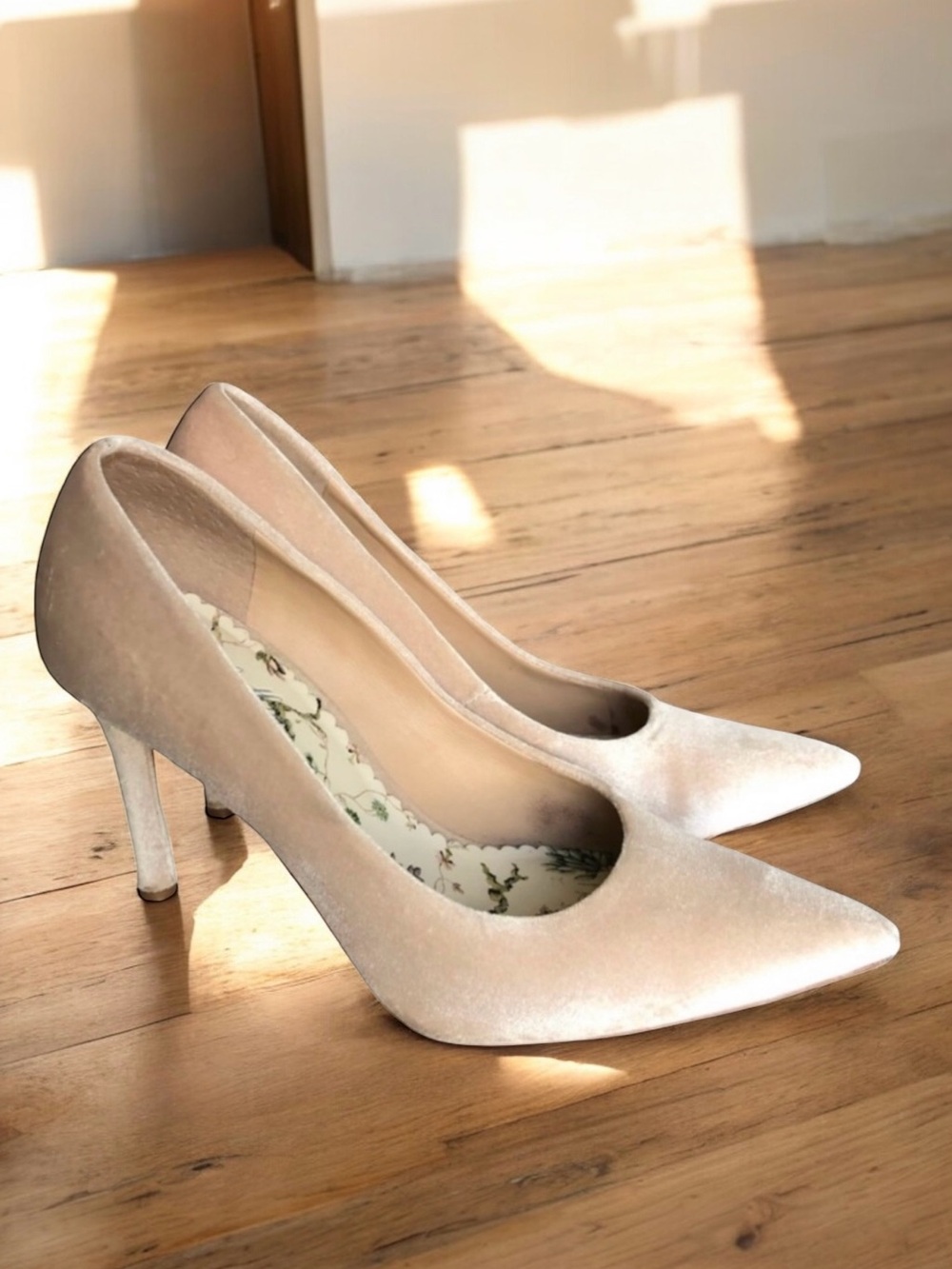 Nicola Bathie Antonio Melani Bonnie Pumps Cream Velvet